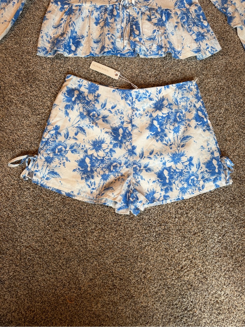 NWT Olivaceous Blue and White Floral Two-Piece Set Top & Shorts Sz L 100% Cotton - Picture 2 of 16